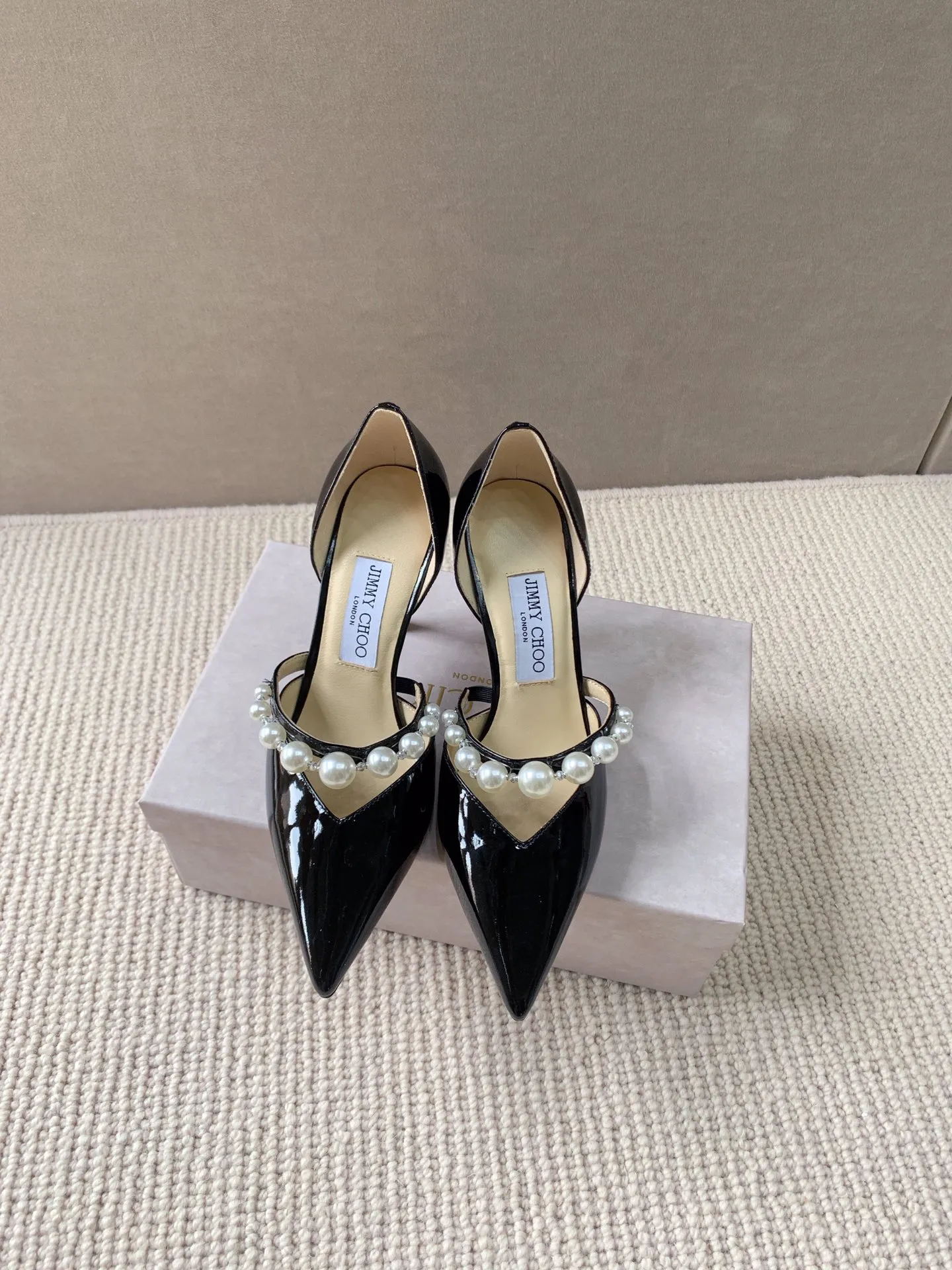 👟👟 Women's Shoes Women's Clothing Women's Shoes Women's Clothing 👟👟Ex-factory price 520👟👟 Women's Shoes Women's Clothing Women's Shoes Women's Clothing JIMMYCHOO AURELI series of high heels!  Original cover last, counter quality, exquisite and eye-catching shoe shape, pointed toe with stiletto heel. Shiny ✨ single arch strap decorated with white pearls, attached to the instep, versatile fashion matching skills. ▪️Cow patent leather ▪️Pearl crystal decoration ▪️Hollow shoe body ▪️Arch strap ▪Heel height 6.5cm 8.5cm ▪️Italian leather outsole